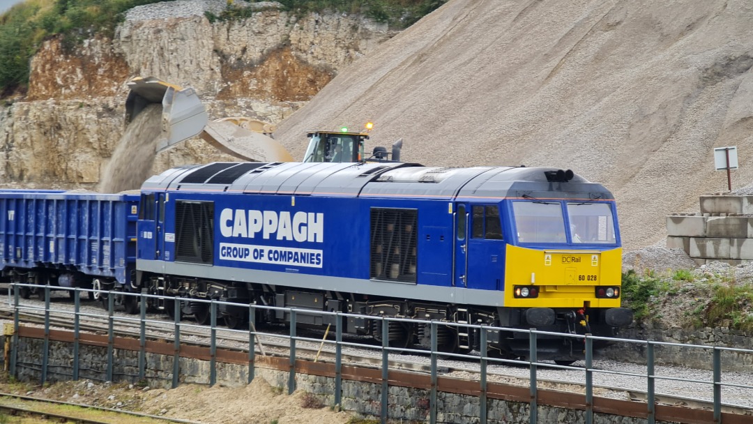 Tom Lonsdale on Train Siding: #DCRail #Tug 60028 sitting in Peak Forest Cemex Sidings while its wagons are loaded with limestone. #trainspotting #lineside
#photo...