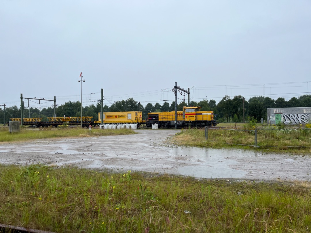 Joran on Train Siding: Een werktrein met een Strukton locomotief genaamd Danique en een Strukton werkcontainer met daarop 100 jaar en door genomen vanuit
het...