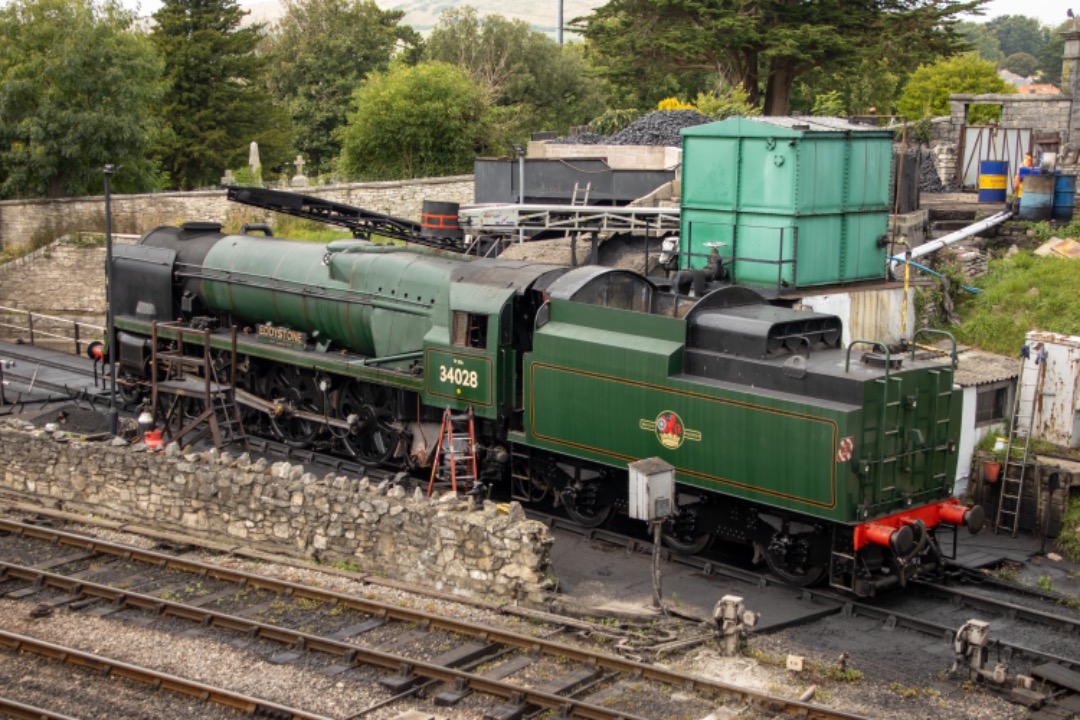 Martin Coles on Train Siding: A few pics from Wednesday 28th August at The Swanage Railway, U Class 31806 and 33111 at Corfe Castle, and West Country 34028 and
Bullied...