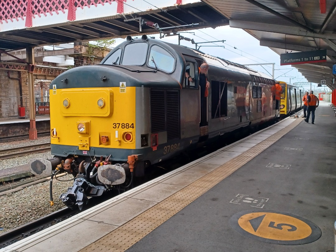 Trainnut on Train Siding: #photo #train #diesel #emu #dmu #station Celebrity Hst power cars, 508127 and 507005 going for scrap with 37884, Avanti Supervoyager,
158773...