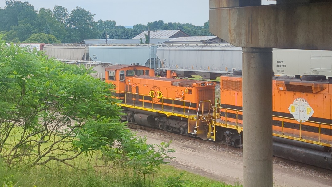 CaptnRetro on Train Siding: BF-1 Power this week was BPRR GP-38 no. 2002, and BPRR SW1500 no. 1508. Shots taken from an overpass above the junction. #switcher
#geep...