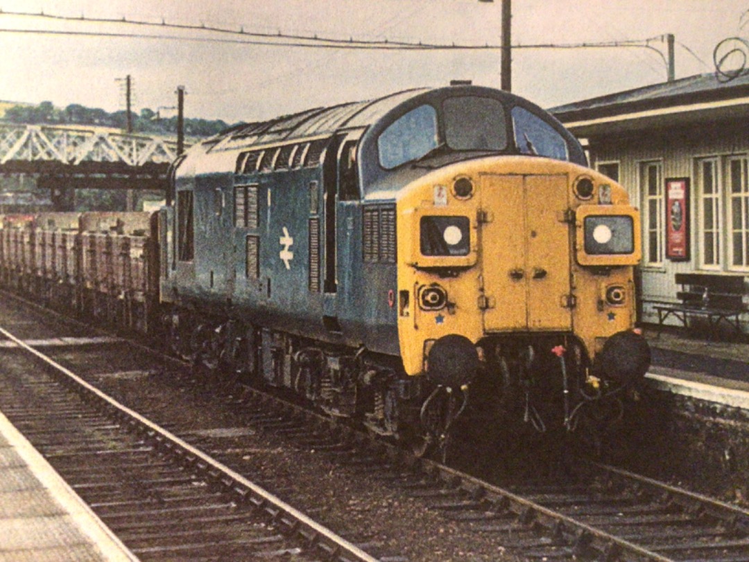 Alex Coomber on Train Siding: A Class 37. 37007 passes Dingwall with the mixed freight with the 15:50 PM from Invergordon to Inverness Yard on 26th August
1978.