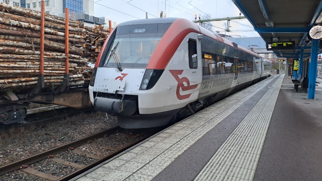 Grasshopper Without Grass on Train Siding: The day they started replacing the catenary gantries in Ludvika i had to take a train, but getting to ride a double
decker...