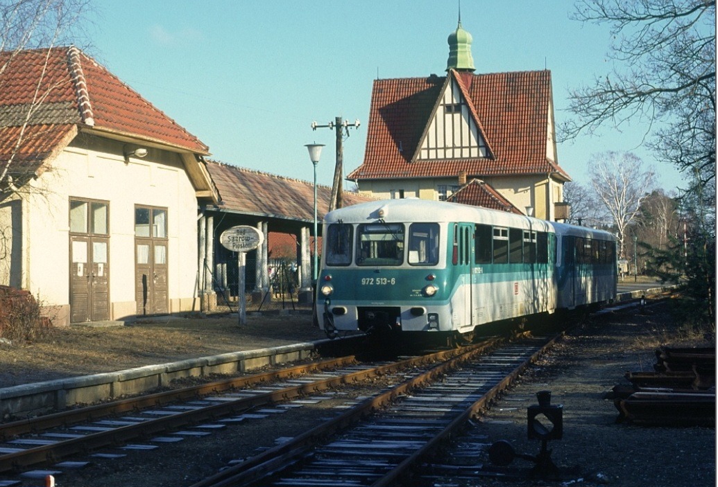 Affen Gamer on Train Siding: Der Bahnhof Bad Saarow wurde am 03.06.1911 als Saarow Ost auf der Strecke Fürstenwalde-Beeskow eröffnet im April 1945
wurde der Bahnhof...