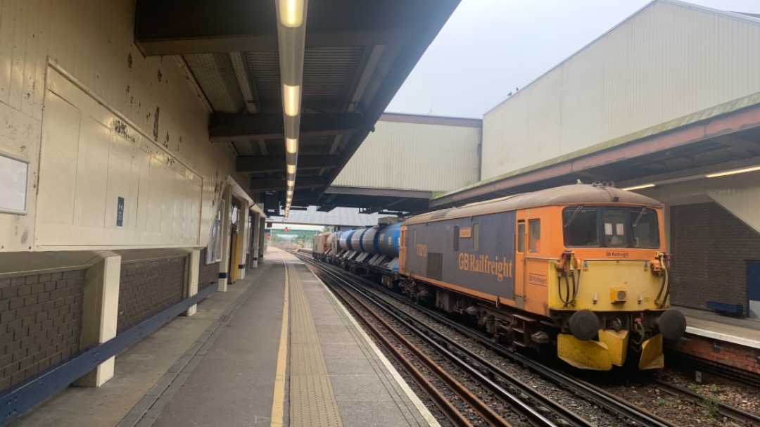 arthur73201 on Train Siding: CURRENT: 73213 and 107 are seen at Gatwick Airport and Gatwick Airport Hesdshunt working 3W90 Tonbridge- Tonbridge Railhead
Treatment Train