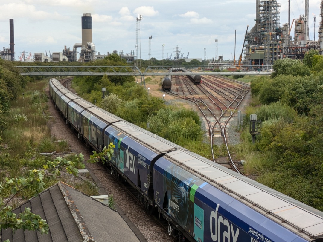 Ryan Watson on Train Siding: Humber Oil Refinery; HE9372 can just be made out at the end of the excessive number of sidings as 66085 passes on 4R53 Drax -
Immingham.