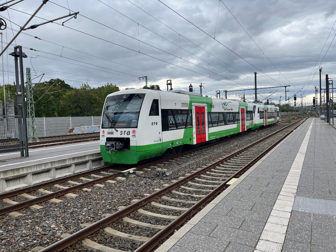 Joran on Train Siding: Dezelfde treinen, verschillende bedrijven die ze gebruiken. Die op foto 1 is in gebruik door Sud Thuringen Bahn ( STB ) en die op foto 2
is in...