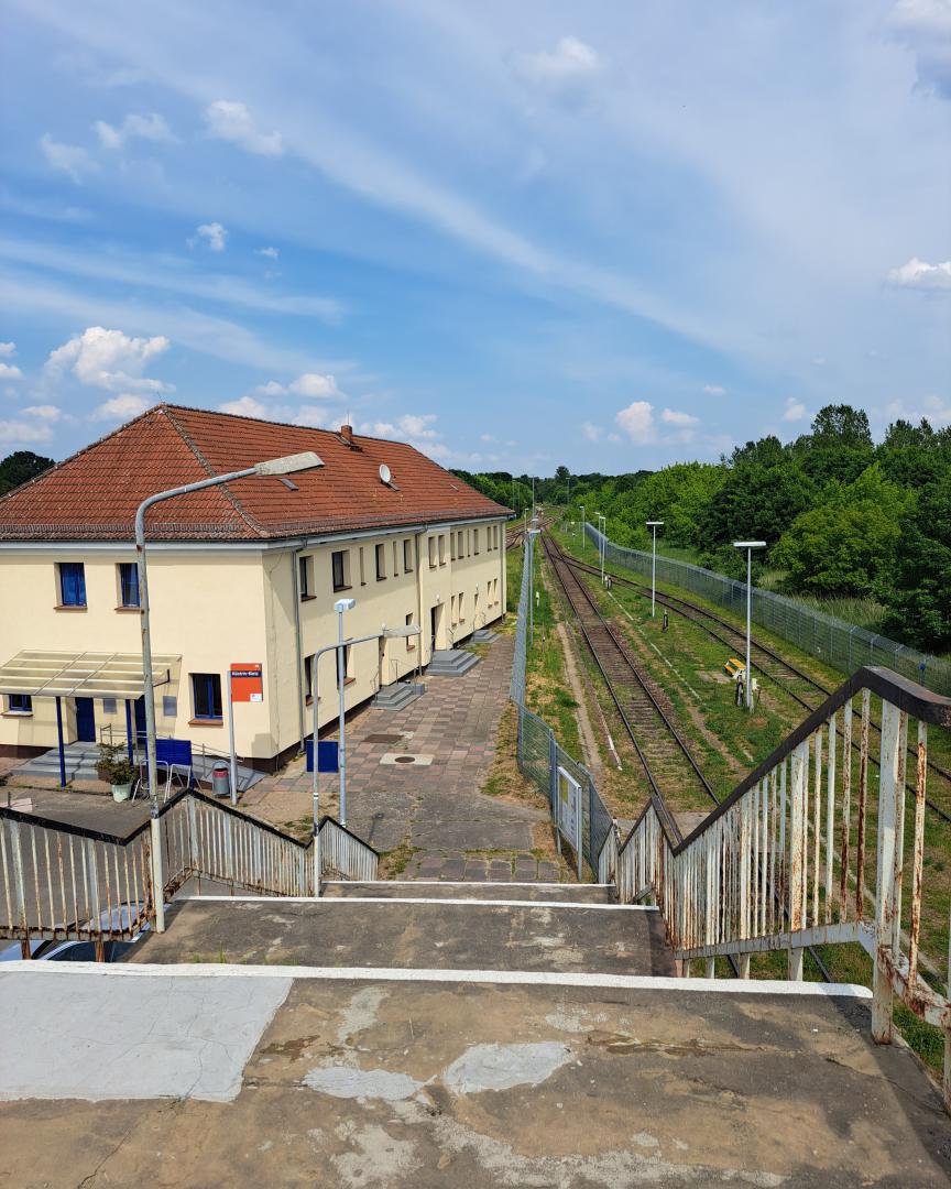 Affen Gamer on Train Siding: Bahnhof Küstrin Kietz 15 Mai 1877 als Betreibsbahnhof eröffnet früher Keilbahnhof heute ist nur noch Bahnhsteiggleis
von 3 verfügbar...