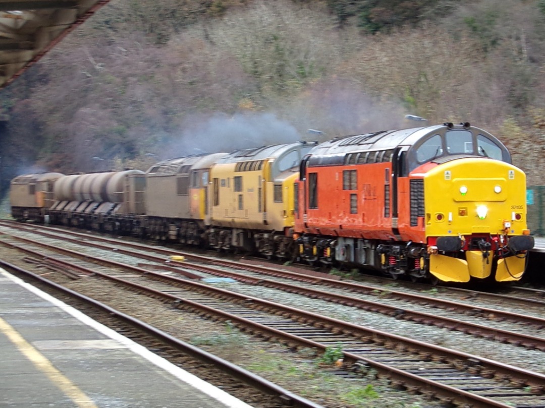 Logan Humphreys on Train Siding: MEGA LOCO LASHUP | What A Move This Was! 37405+97303+56113+56051 Absolutely Powering Through Bangor With The Last 3S71 Of This
Year,...