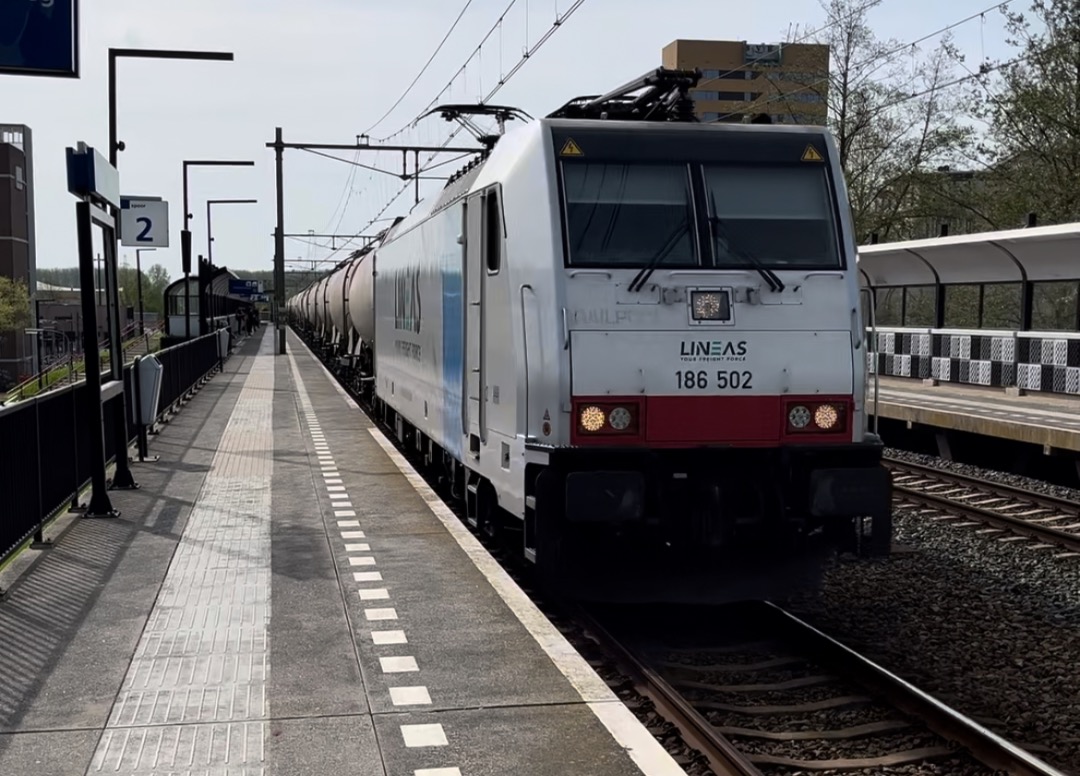 Railroad Netherlands 🇳🇱 on Train Siding: Lineas Traxx 186-502 met Knikketels door Nijmegen Dukenburg | 📅 13-04-24 | 🕙 16:21