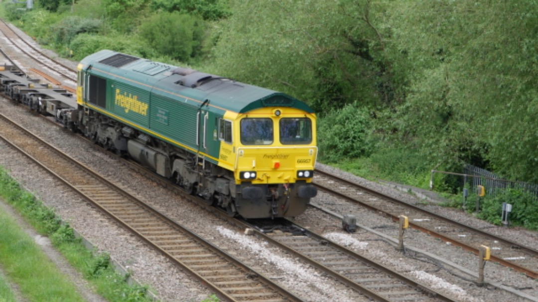 Dean Knight on Train Siding: 66957 “Stephenson Locomotive Society” brings back mostly empty container wagons through Didcot