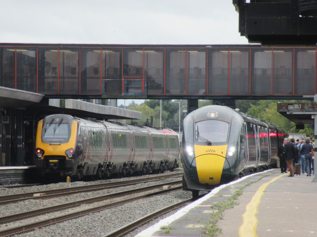 Stephen Hack on Train Siding: Cross Country 221127 arrives into Oxford heading to Reading working 1V89 1236 service from Newcastle.