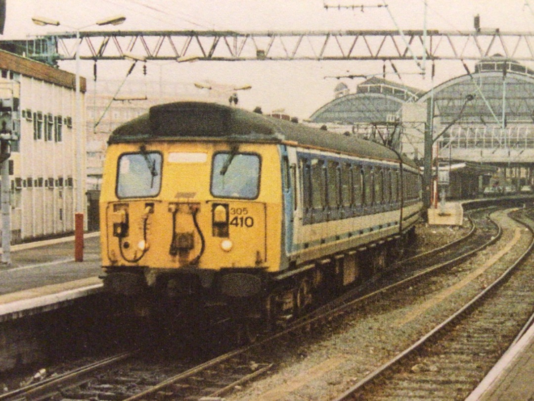 Alex Coomber on Train Siding: A Class 305. No. 305410. Manchester also suffered from the late delivery of the Class 323s with the red strip and NSE sticker
removed...