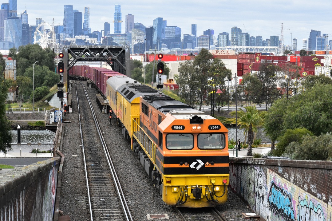 Shawn Stutsel on Train Siding: Aurizon's V544 and ALF24 trundles towards the Bunbury Street Tunnel, Footscray Melbourne with 6MX1, Container Service bound
for South...