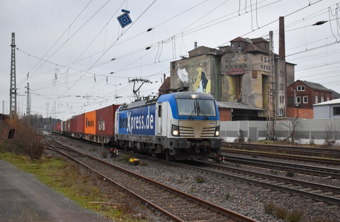 NL Rail on Train Siding: BoxXress 193 841 komt met een containertrein door Verden (Aller) gereden onderweg richting Nieburg.