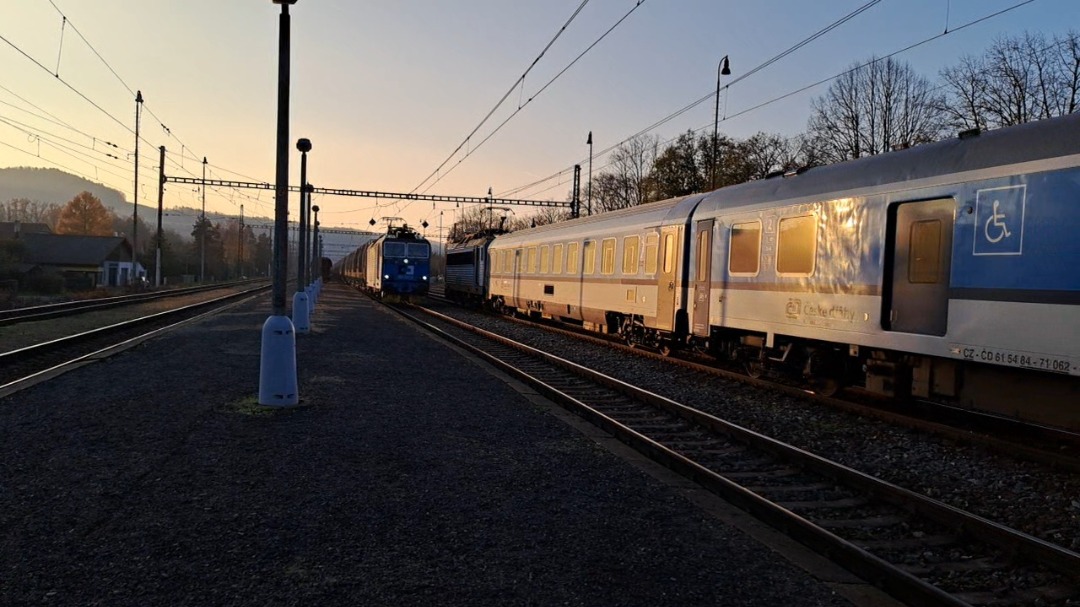 Worldoftrains on Train Siding: Cargo train heading towards praha Libeň woth a 363 'eso' while on the platform the passanger train departs to Klatovy
In to the sunset.