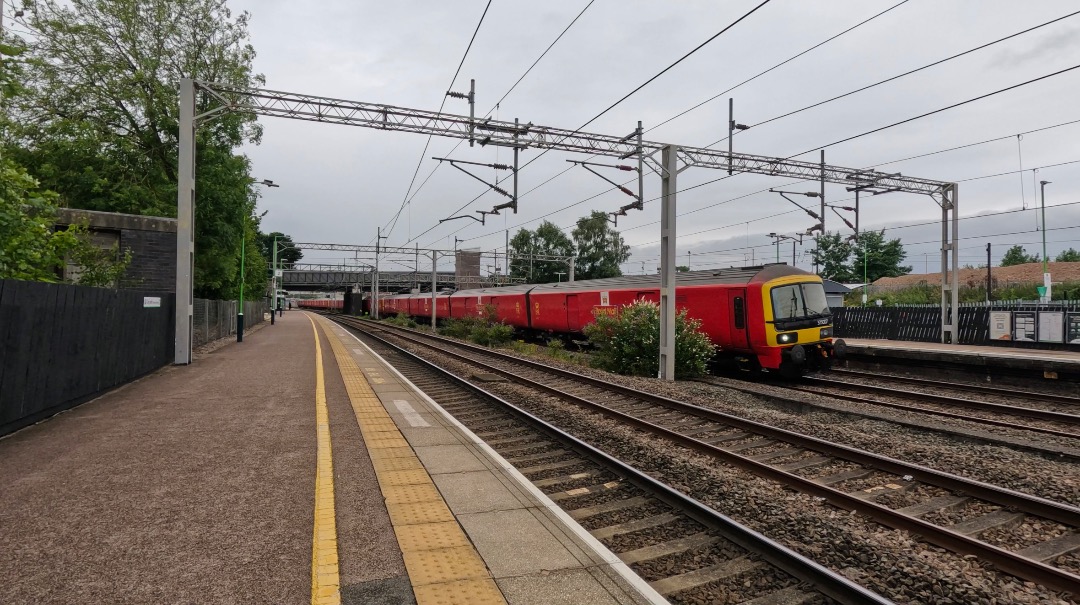 George on Train Siding: Decent afternoon at Lichfield Trent Valley, caught lots of different 66's, a trio of 325's and Rail Adventure HST powercars.