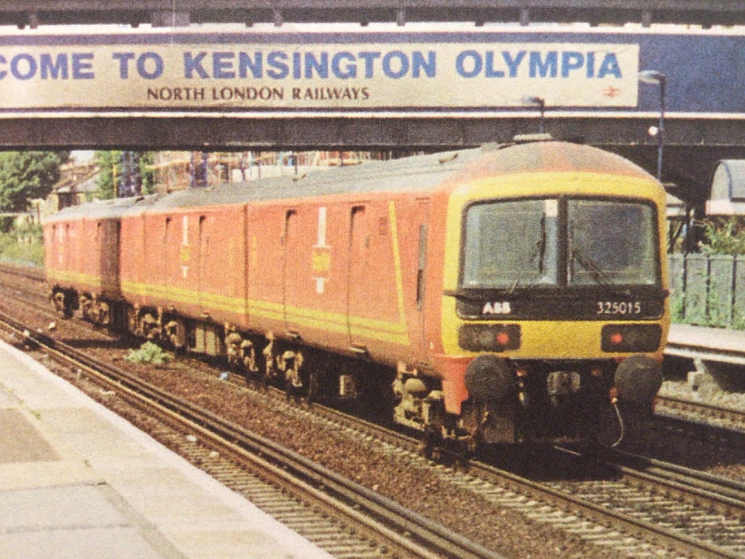 Alex Coomber on Train Siding: A Class 325. No. 325105 25 KV/750 Volt DC Postal Units. Built at Derby in 1995-96 to handle postal traffic. They operated until
the Royal...