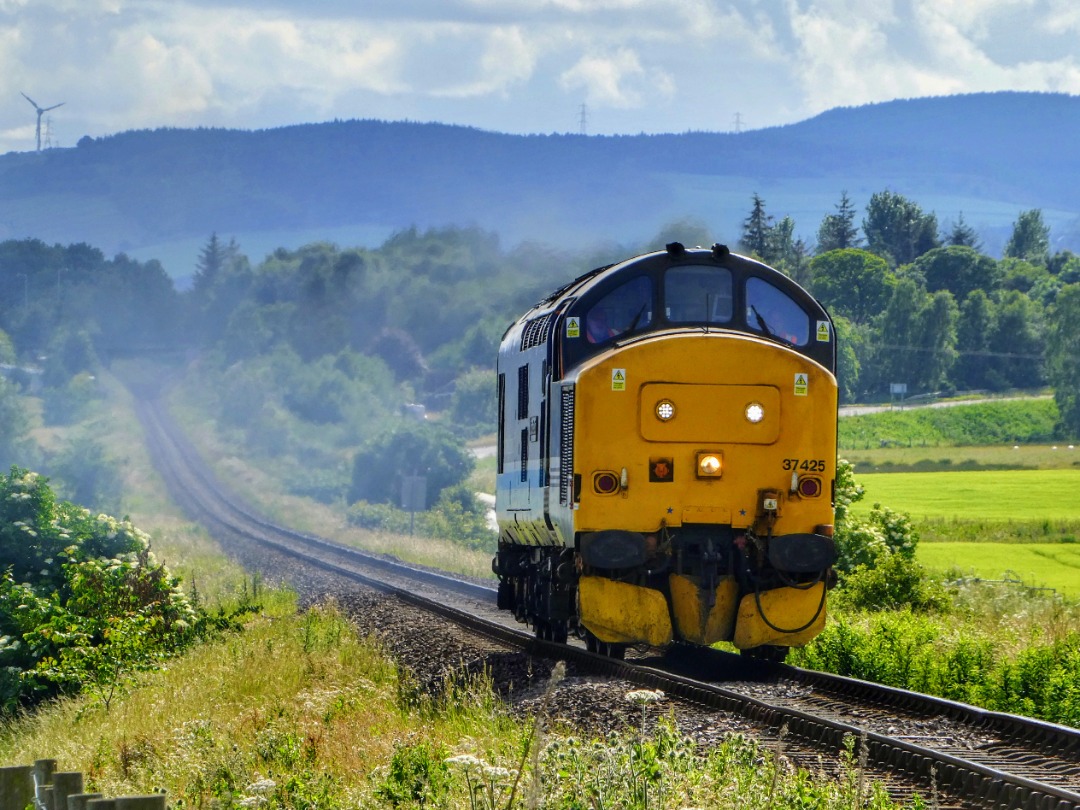 The Jamster on Train Siding: DRS 37425 is seen storming towards Alness working a route refresher from Inverness to Tain and back. 21/06/23