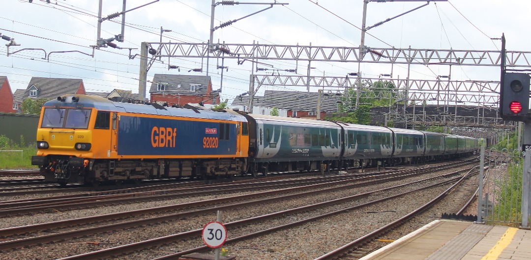 Jamie Armstrong on Train Siding: 92020 working 1M16 2045 Inverness, Fort William and Aberdeen to London Euston Seen passing Stafford Railway Station slightly
delayed...