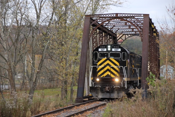 Ravenna Railfan 4070 on Train Siding: WNYP ME-1 to Oil City with ex CP C424 and ex SP&S C425 427. Part 1 of the chase here exiting Meadville, PA