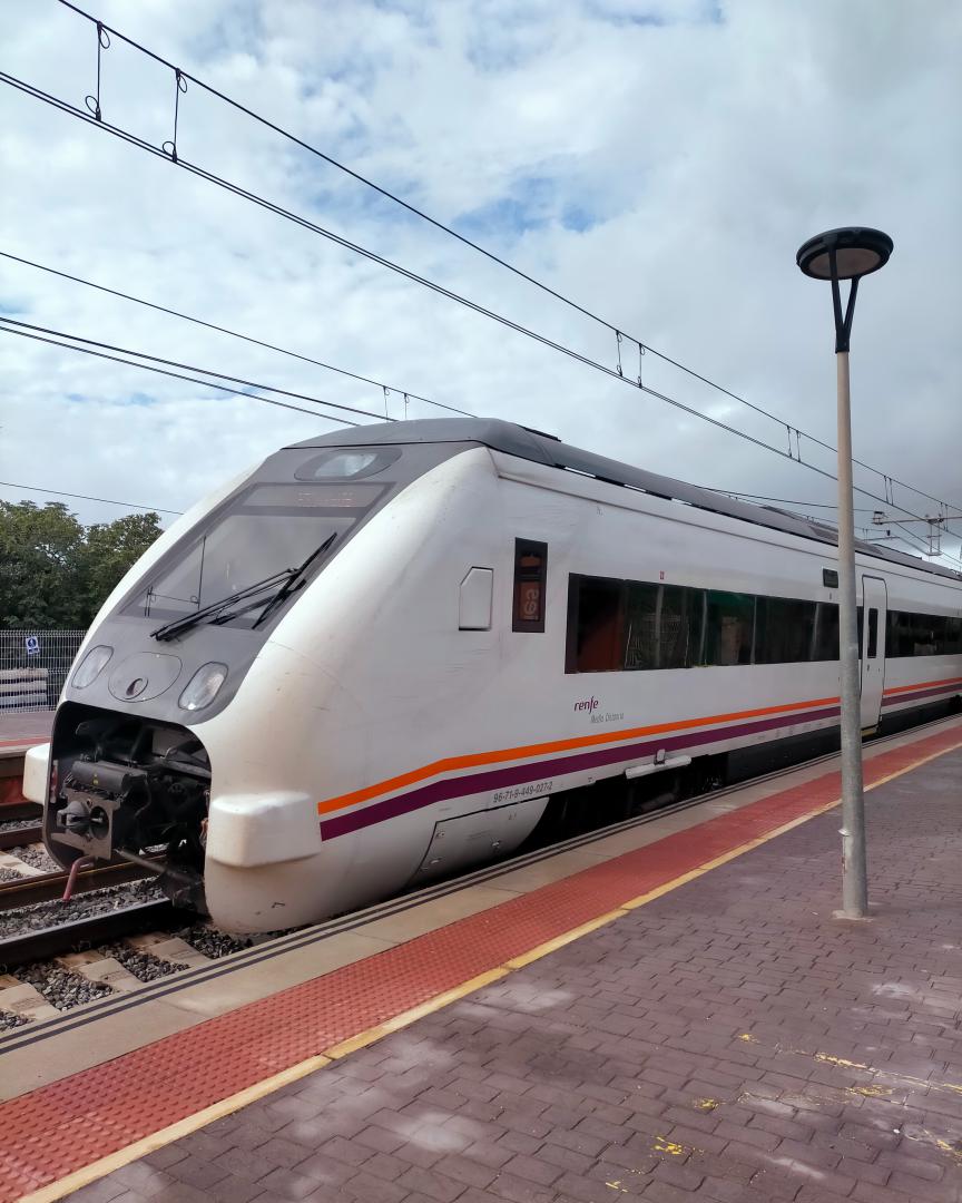 Eze on Train Siding: S449 de Renfe Media distancia operando en la R14 de los regionales sud de Cataluña, parado en la estación Altafulla -
Tamarit.