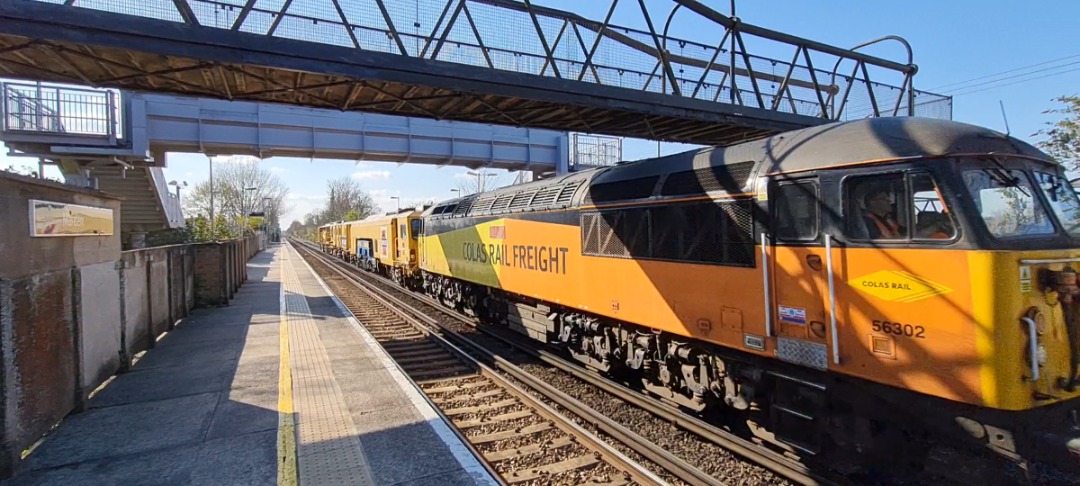 andrew1308 on Train Siding: Here are 4 picture's taken by me of Colas class 56302 passing Marden station on the 6Z58 to Dollands Moor Sdgs from Guide
Bridge Brookside...