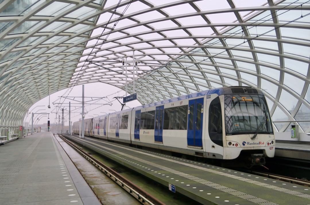 Arnout Uittenbroek on Train Siding: Randstadrail vertrekt uit Den Haag CS bovengronds en komt in Rotterdam CS ondergronds aan.