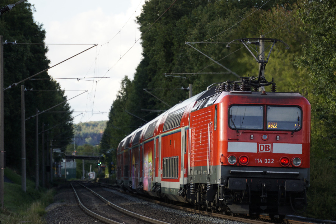 Tammycompanythetrainspotter on Train Siding: 114 022 with the RB22 on the way to Limurg an der Lahn #trainspotting #train