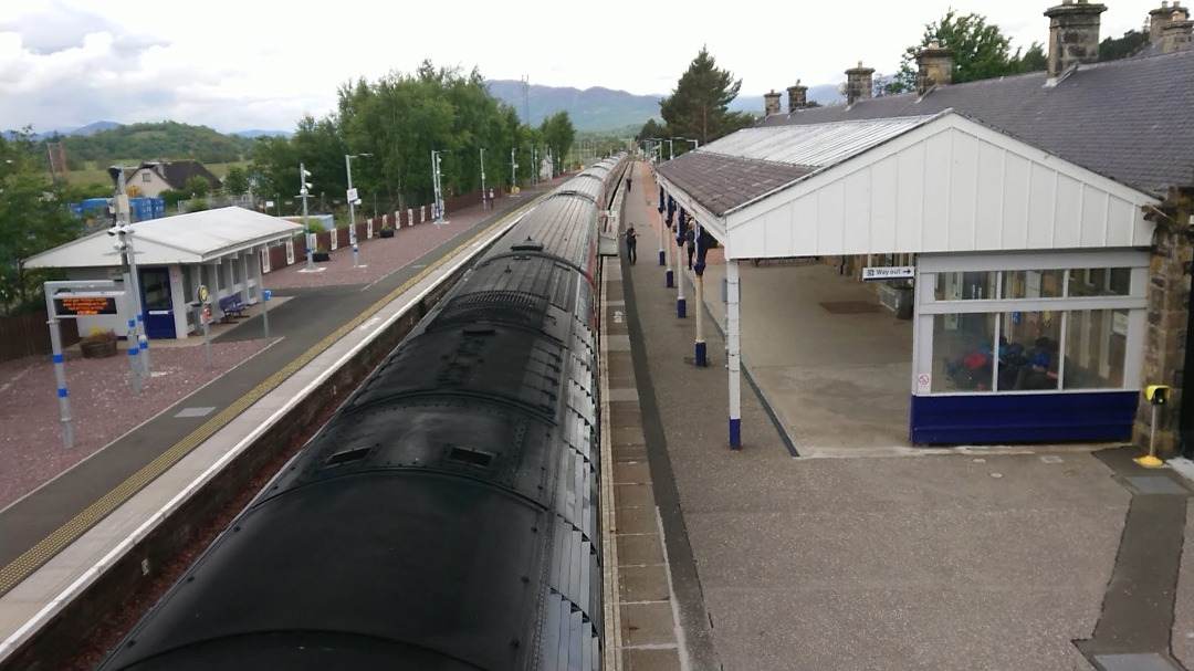 Hst pics on Train Siding: 43307 At Kingussie! June 2019. Taken on footbridge. Early morning cycle then I remembered the LNER HST Is gonna pull in!