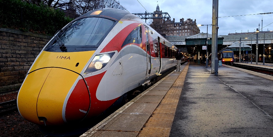 Guard_Amos on Train Siding: A handful of LNER Azumas at Edinburgh on 17th December 2024. 800104 waits departure for Aberdeen and 801219 has just arrived from
London...