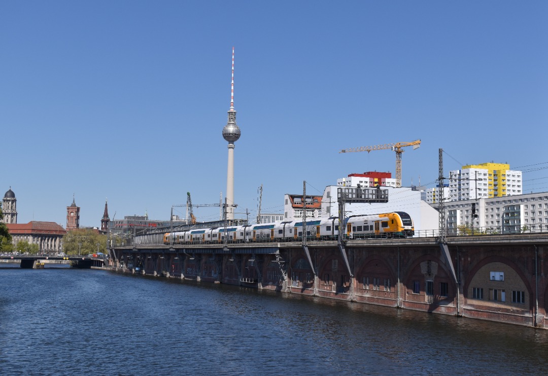 NL Rail on Train Siding: ODEG Desiro HC 3462 008 rijdt langs de Jannowitzbrücke in Berlijn als RE 1 naar Frankfurt Oder.