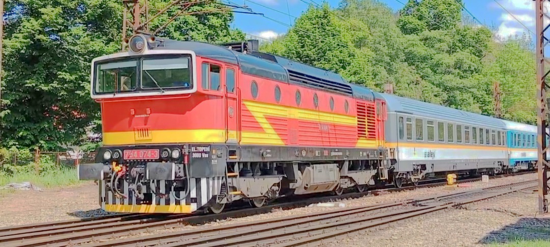 Davca ☑️ on Train Siding: Locomotive " brejlovec" operated by české dráhy in retro livery on express " bavorský
express" Praha main station - münchen hbf