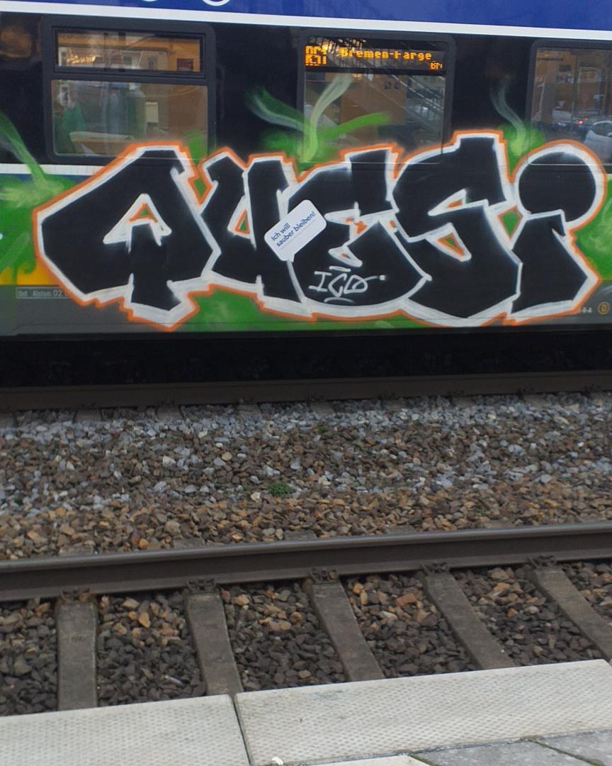 Möve Zockt on Train Siding: Two Nordwestbahn Br 440 the back one with Graffiti and a Speech Bubble that it want be clean as a RS1 to Bremen Vegesack and
Bremen Farge...