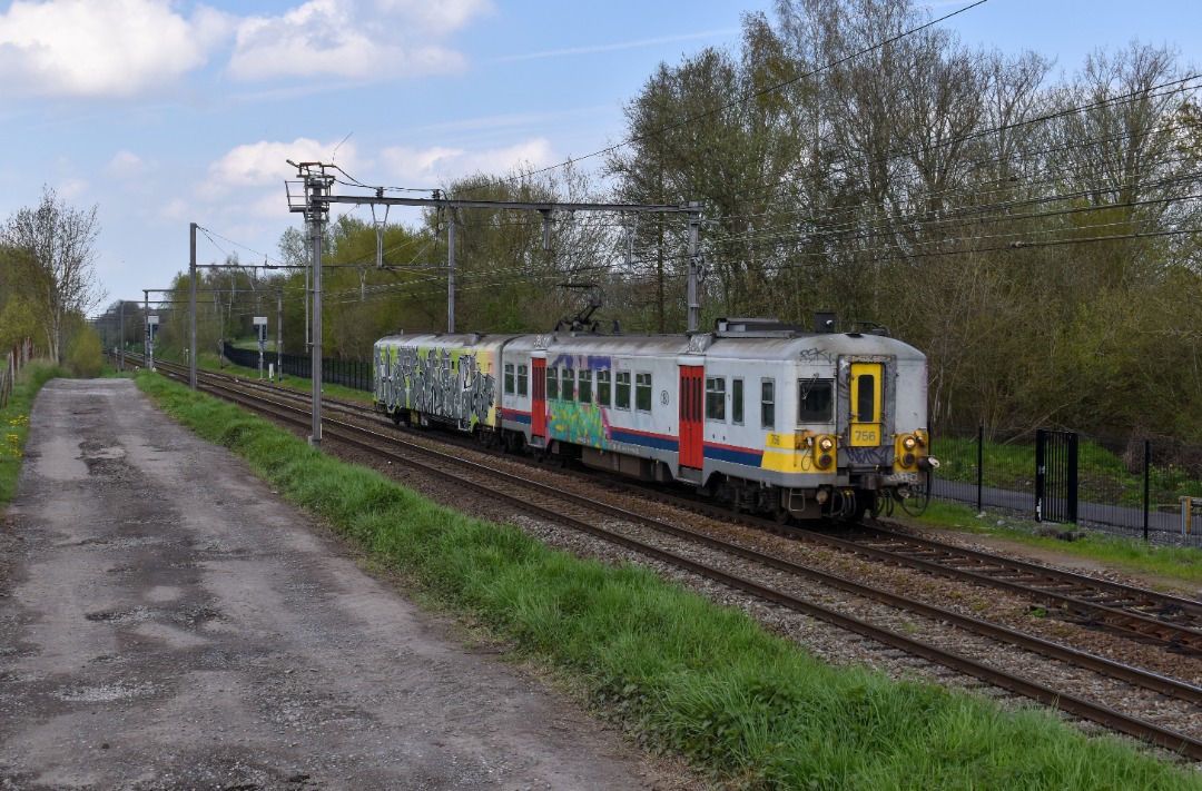 NL Rail on Train Siding: NMBS Klassiek motorstel 756 rijdt langs de Rue de Belle-Tête in Ecaussinnes als L Trein naar La Louvière-Sud.