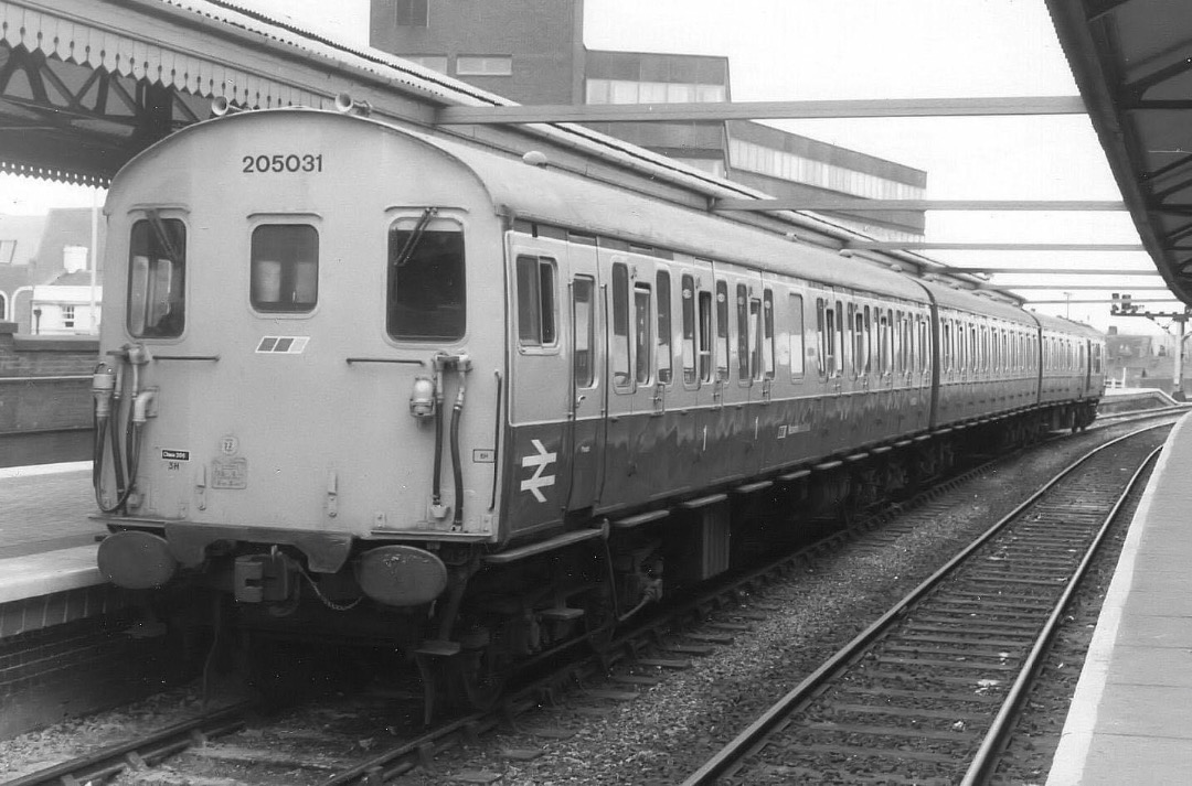 Inter City Railway Society on Train Siding: Class 205 DEMU no.205031 waits at Reading Station on the 17th of April 1988.