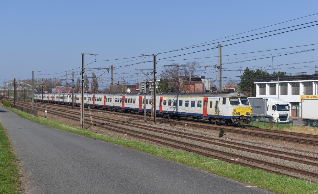 NL Rail on Train Siding: NMBS Varkensneus 809 en 828 komen door Duffel gereden als IC 3436 uit Turnhout naar Brussel-Zuid en Binche.