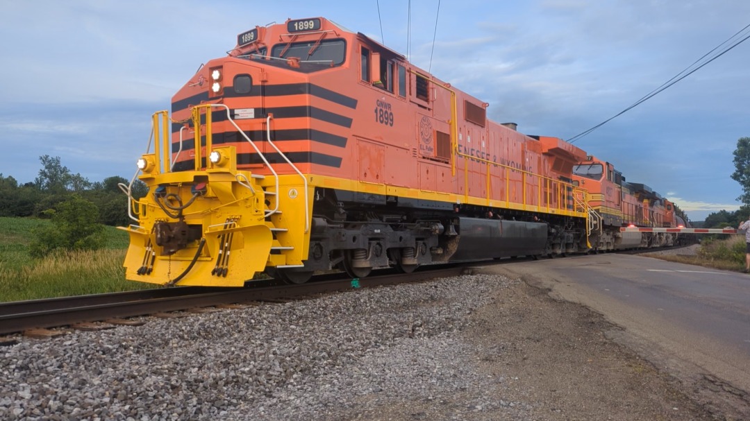 CaptnRetro on Train Siding: Caught this Genesee & Wyoming heritage unit on the lead of a Northbound Buffalo & Pittsburgh train through my town this
evening!