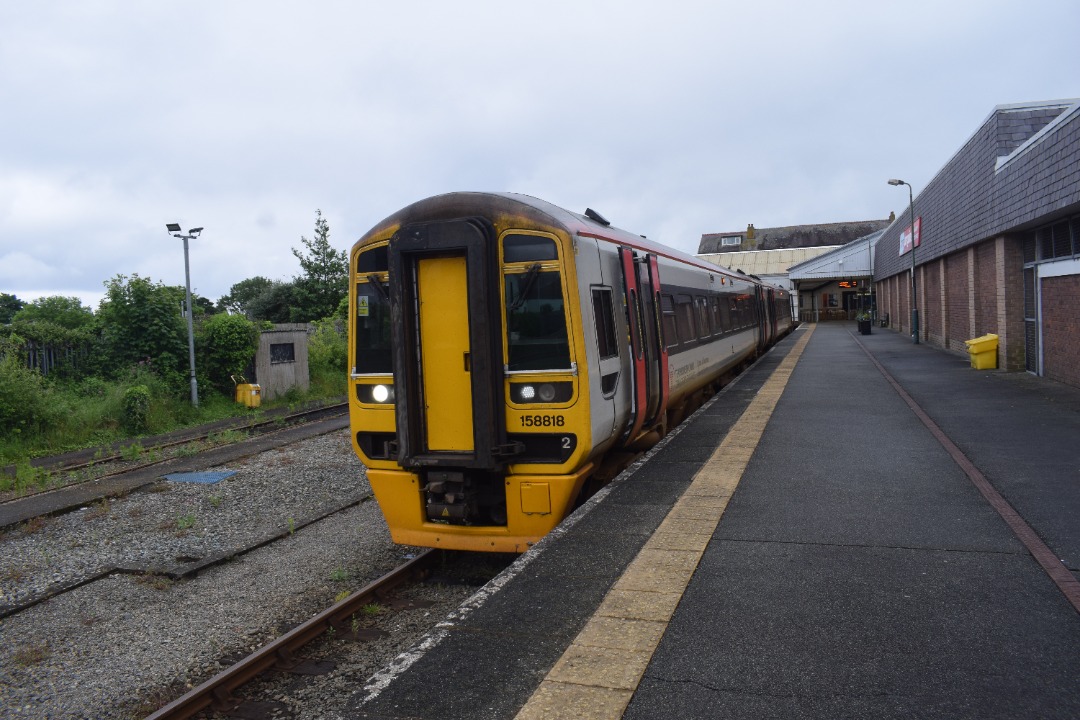 Hardley Distant on Train Siding: CURRENT: 158818 awaits departure from Pwllheli Station today with the 2I20 11:37 Pwllheli to Machynlleth (Transport for Wales)
service.