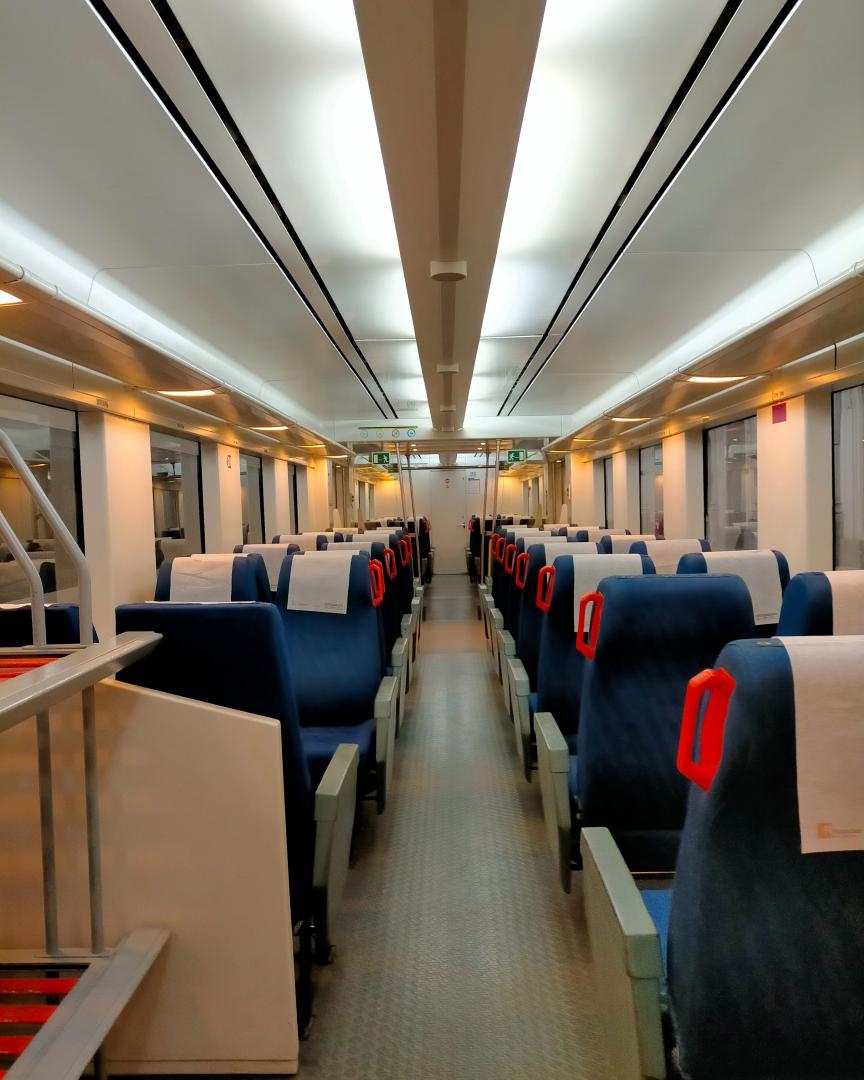 Eze on Train Siding: Interior of a Renfe MD UT440 at Barcelona Estació de França. At Spain, "Renfe Media Distancia" is the responsable
of the regional service.