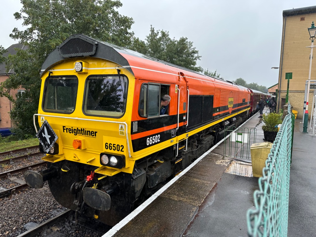 Christopher Brook on Train Siding: 66502 at the Mid Hants Railway diesel gala. Newly painted by the looks of it. Could just be mega clean due to the endless
rainfall.