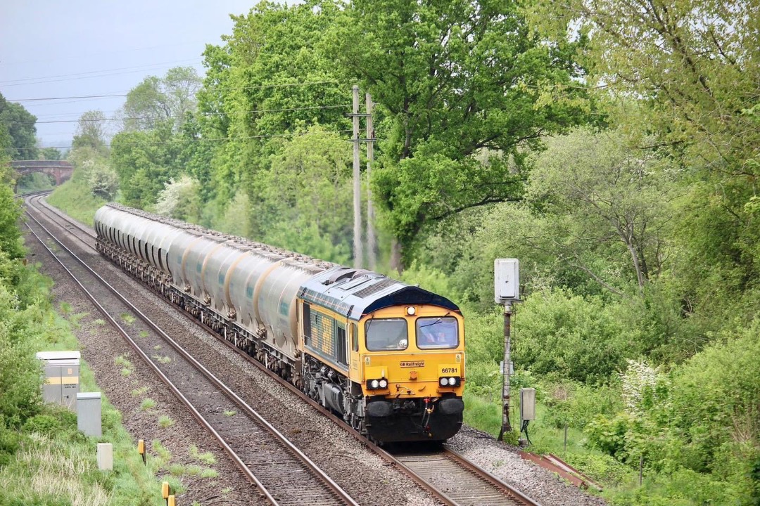 Inter City Railway Society on Train Siding: 66781 (66016) Seen at North Yate, South Glos. Working 6V84 Clitheroe cement to Avonmouth Hanson.