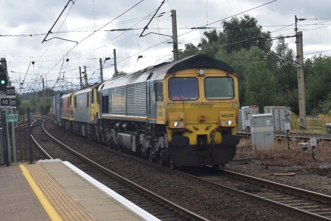 Hardley Distant on Train Siding: CURRENT: 66520 (Front), 90042 (Middle) and 90044 (Behind) pass through Warrington Bank Quay Station today with the 4S49 10:01
Daventry...