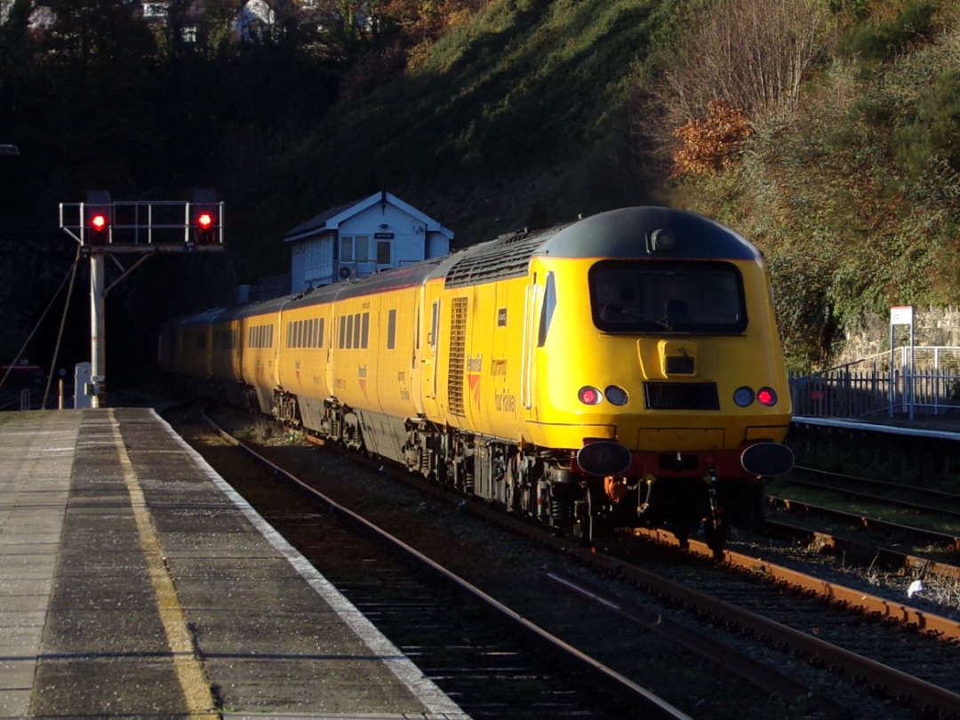 Logan Humphreys on Train Siding: 🟨 Yellow Powercars Are Back! 🟨 43013 Seen Glistening In The Winter Sun Through Bangor Trailing On Todays 1Q30 30/11/23