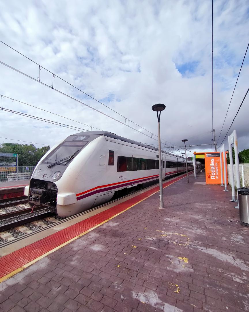 Eze on Train Siding: S449 de Renfe Media distancia operando en la R14 de los regionales sud de Cataluña, parado en la estación Altafulla -
Tamarit.