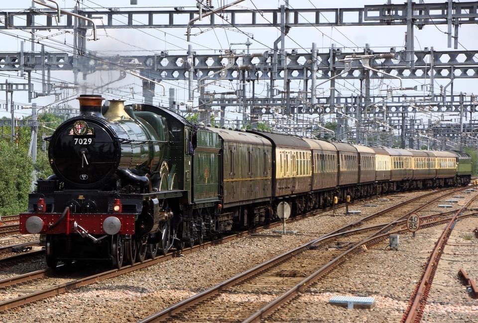 Inter City Railway Society on Train Siding: Locomotive No. 7029 “Clun Castle” t&t 47773 on 1Z46 Birmingham Snow Hill to Bristol T M. Vintage
Trains 'The Great...