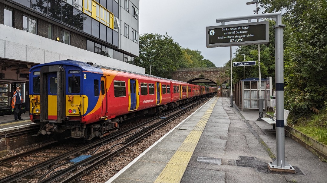 Stephen Hack on Train Siding: 24/08/23 - A few from the SWR network today around Bracknell and Wokingham before and after work.