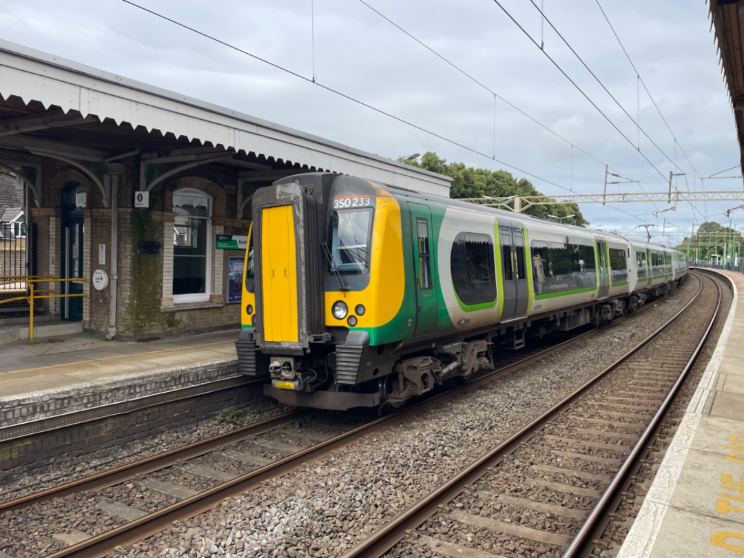 JackzTrackz on Train Siding: 350233 at Berkhamsted. The first class 350 I ever saw in my life. Sad to see the 350/2s go (15/07/2024)