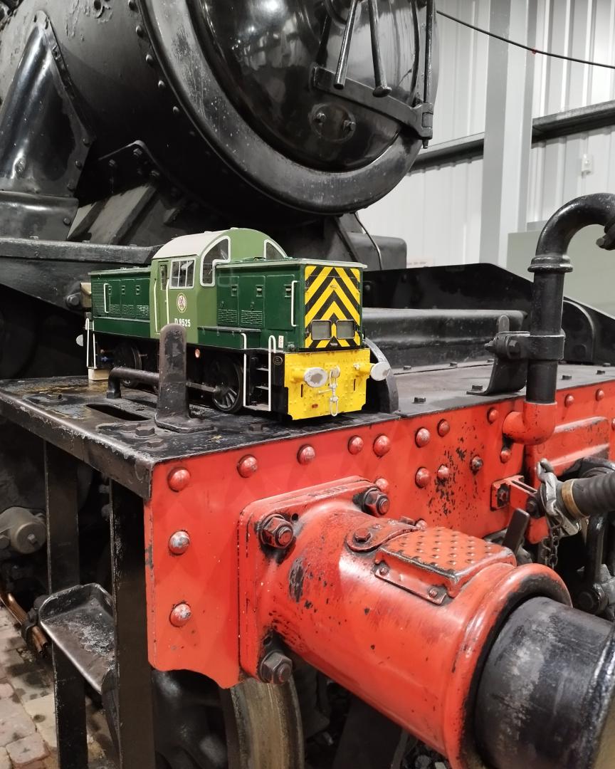 James Jenkins on Train Siding: Some pictures from a very enjoyable 5 days running the 5" gauge portable railway and my Warship at the seven valley diesel
gala. We even...