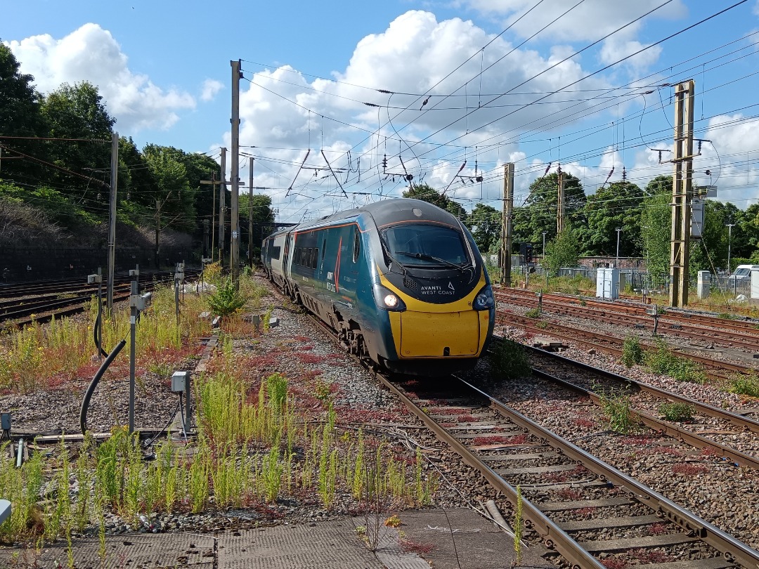 Whistlestopper on Train Siding: Avanti West Coast class 390/1 No. #390135 arriving into Preston this morning working 1S42 0730 London Euston to Glasgow
Central.